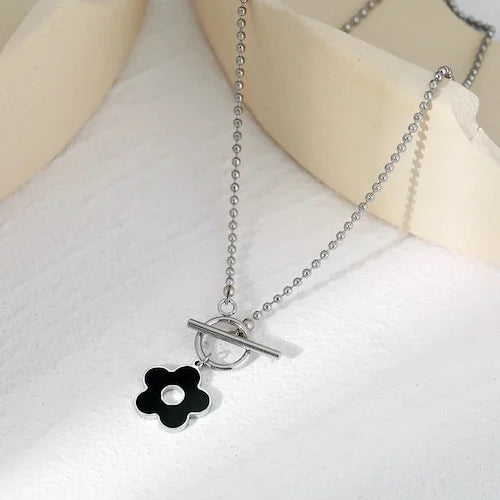 Collier Fleur noire, bijou en acier inoxydable et en émail