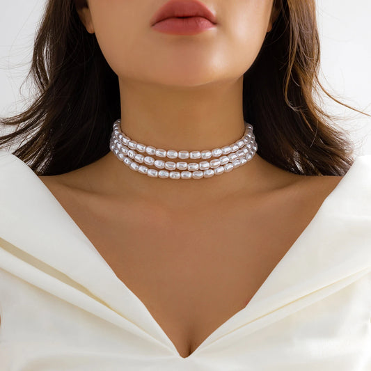 collier ras-du-cou multirangs composé de perles nacrées