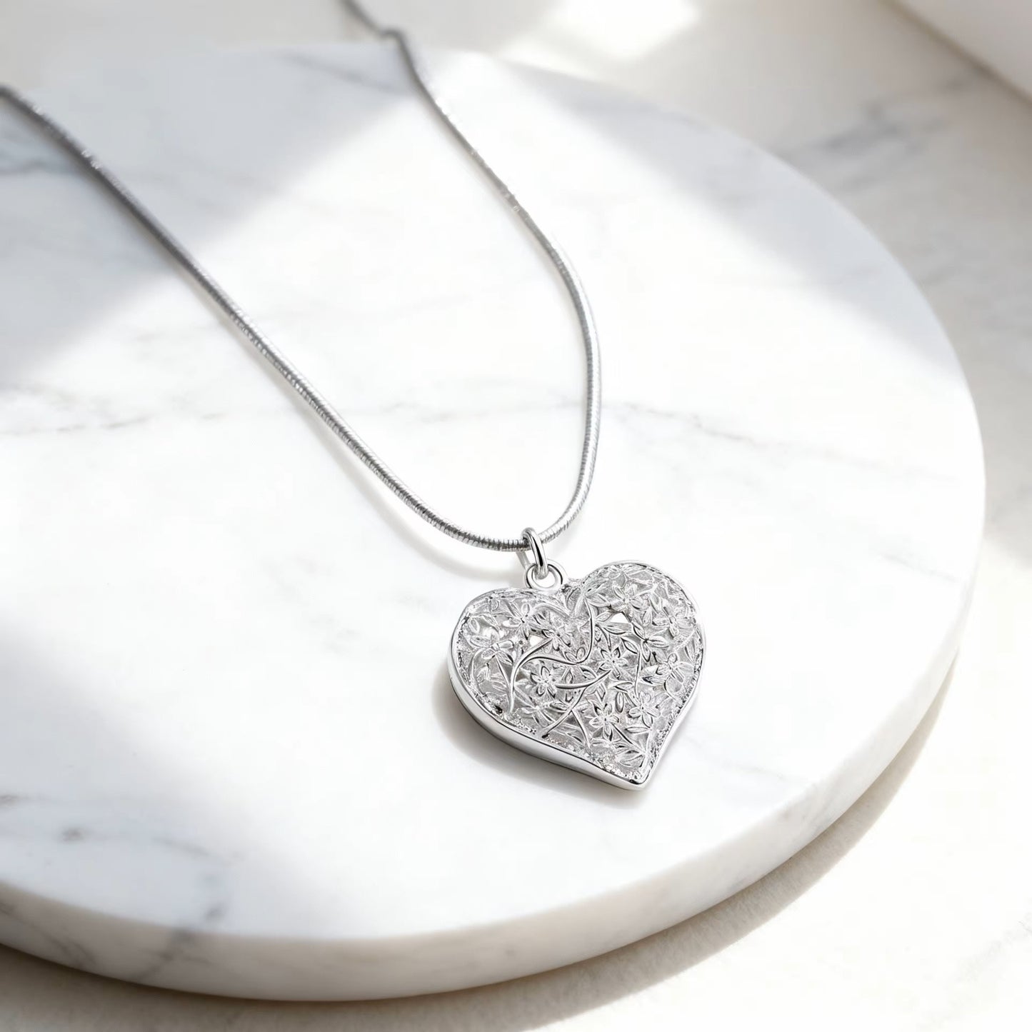 Collier Coeur ajouré et fleuri, chaîne maille serpent, bijou en alliage plaqué argent