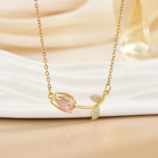 Collier Fleur rose, bijou en acier inoxydable doré et en zircons naturels
