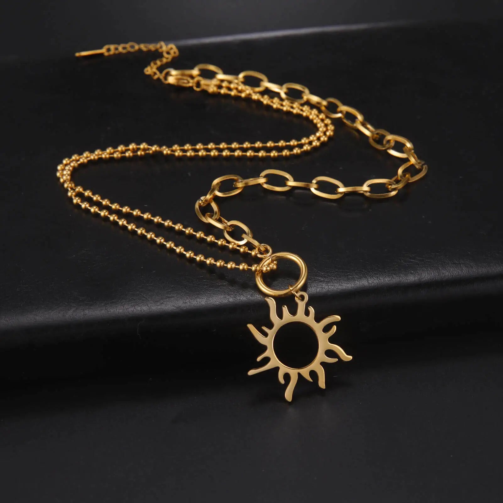 Collier soleil: Un bijou lumineux et symbolique
