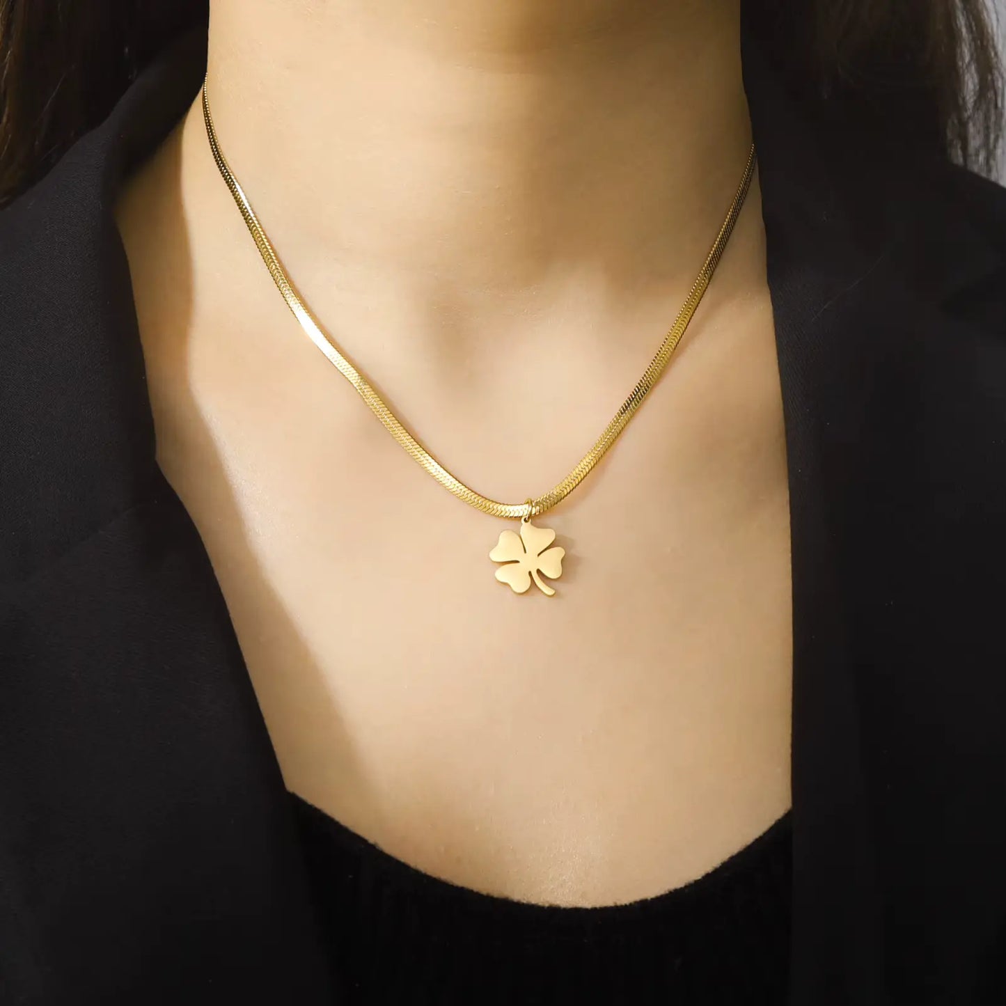Collier trèfle avec chaîne maille chevron, bijou en acier inoxydable doré