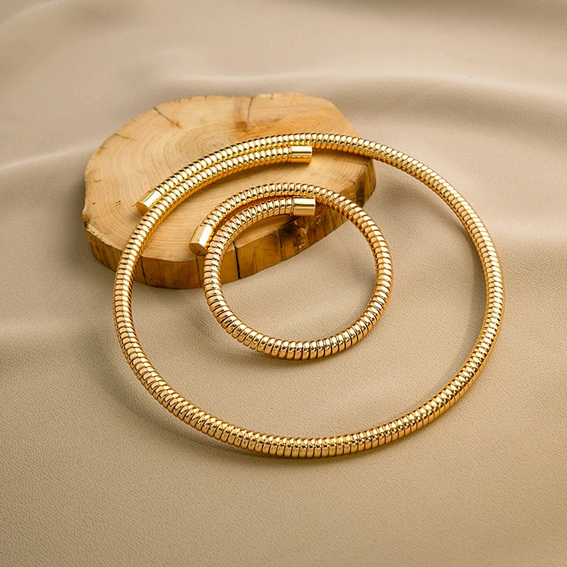 ensemble de bijoux collier et bracelet en spirale dorée