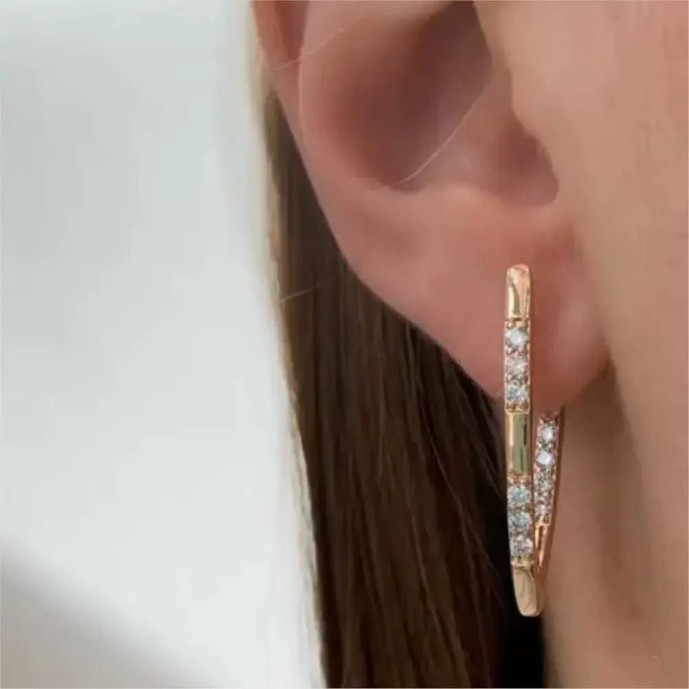 Boucles d'oreilles anneaux en V et zircons blancs, bijou en plaqué or rose et en zircons naturels