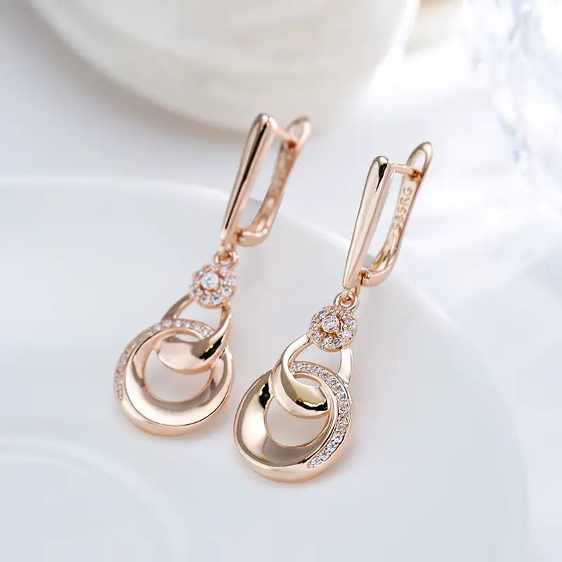 Boucles d'oreilles pendantes anneaux enlacés, bijou en plaqué or rose et en zircons naturels