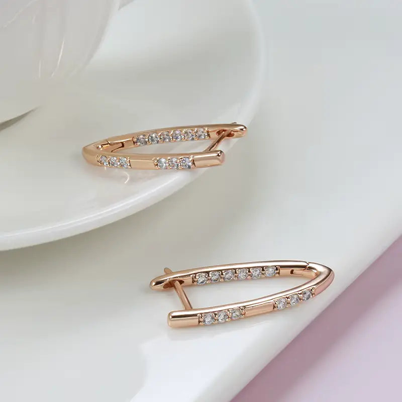 Boucles d'oreilles anneaux en V et zircons blancs, bijou en plaqué or rose et en zircons naturels