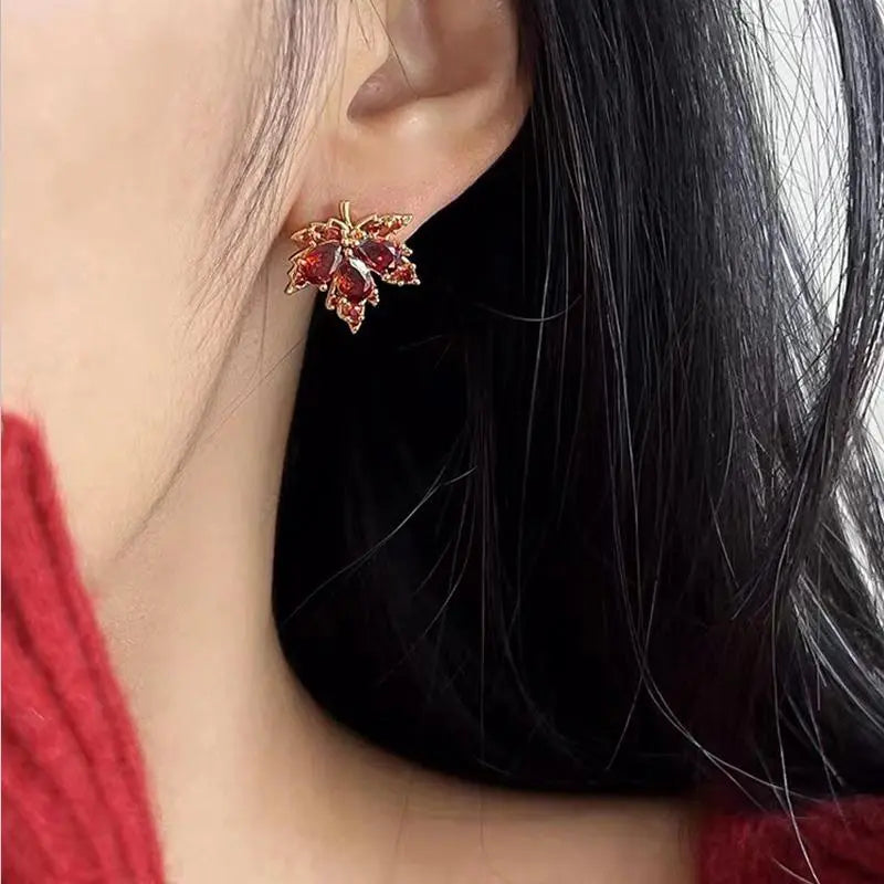 Boucles d'oreilles feuilles d'érable en zircons marrons, bijou en plaqué or 585 (14 carats) et en zircons naturels