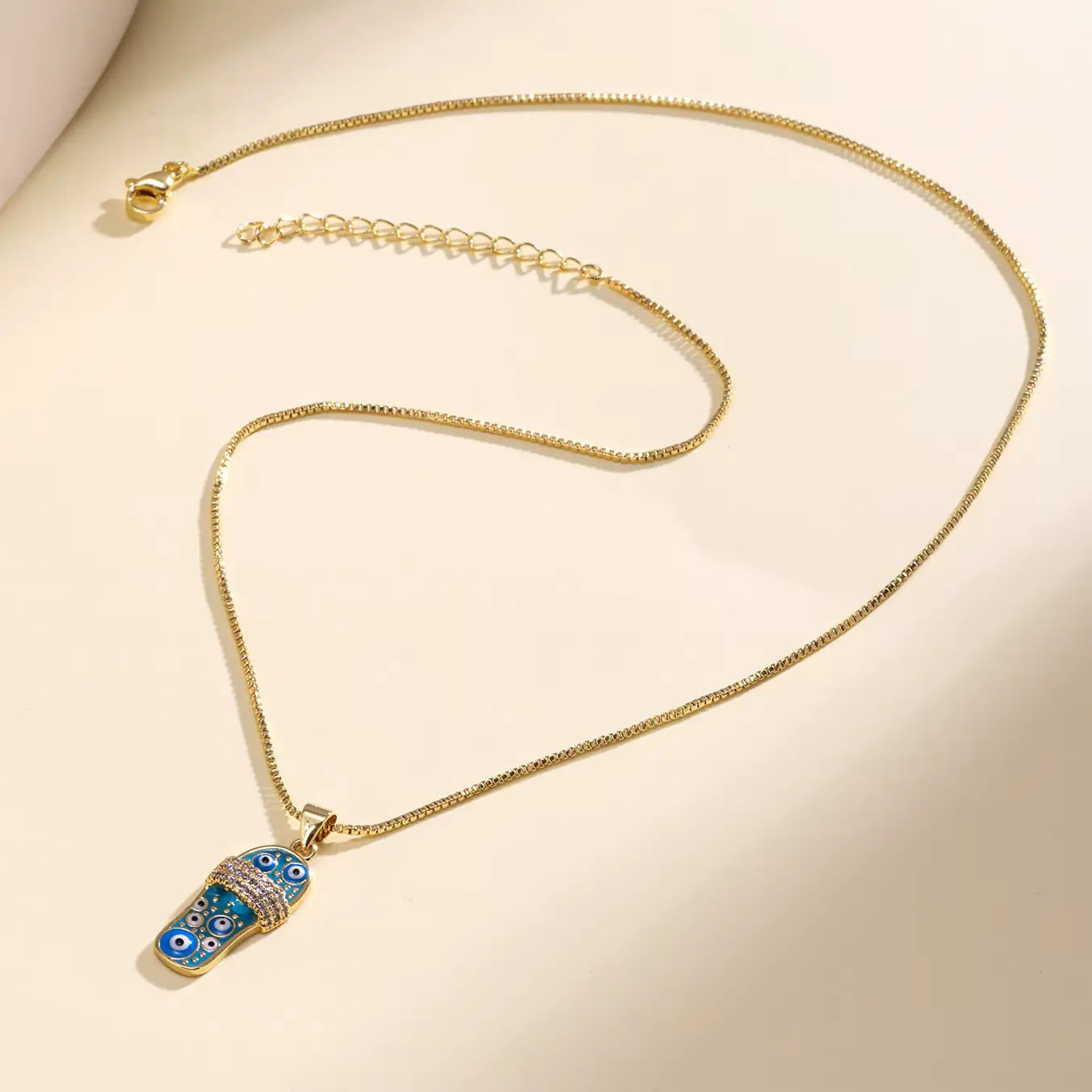 Collier sandale oeil turc, maille vénitienne, bijou en plaqué or, en émail et en zircons naturels