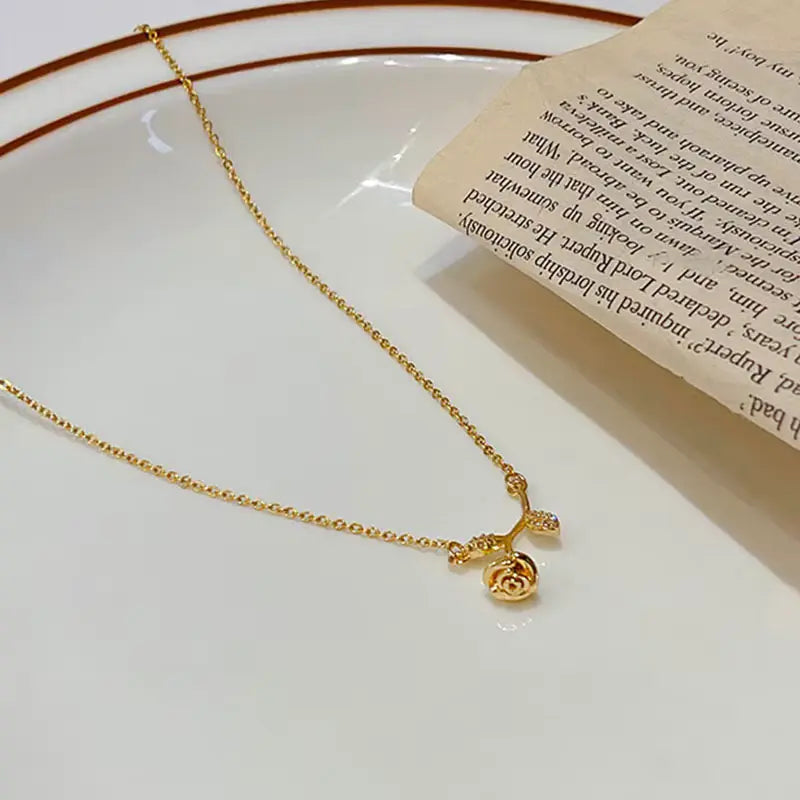 Collier Fleur rose et zircons, bijou en plaqué or rose et en zircons naturels