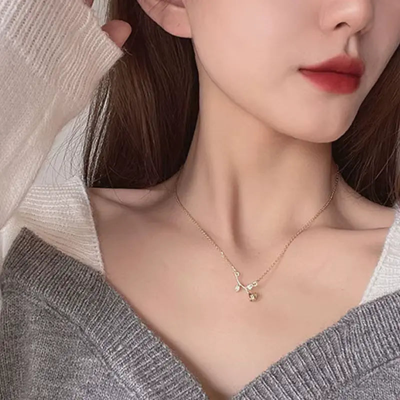 Collier Fleur rose et zircons, bijou en plaqué or rose et en zircons naturels