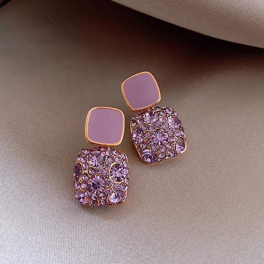 boucles d'oreilles carrées avec pavage de zircons mauves