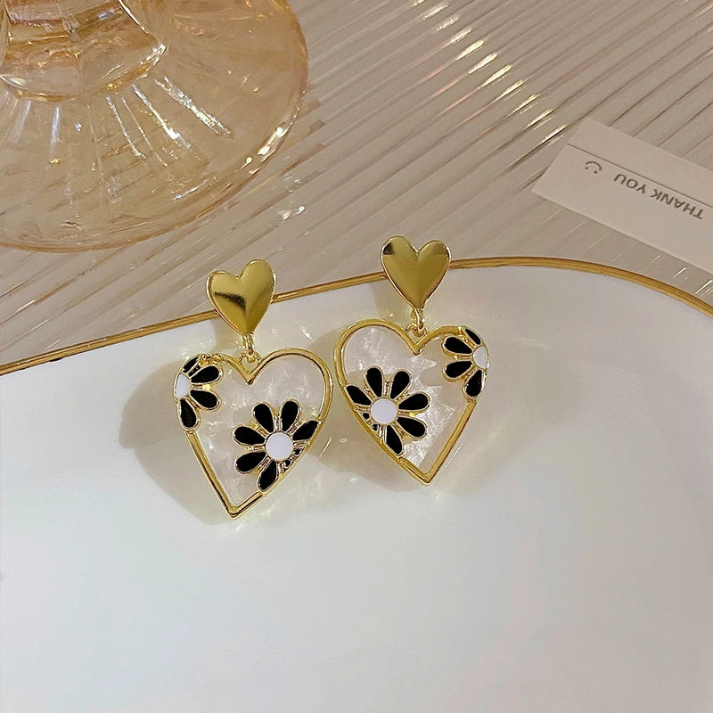 boucles d'oreilles en forme de coeur et fleuries