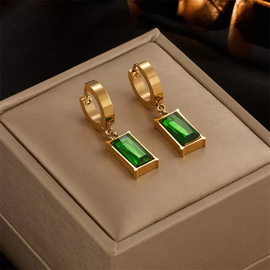 boucles d'oreilles avec zircons verts de forme rectangle