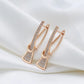 Boucles d'oreilles Pavés de zircons & courbes élégantes, bijou en plaqué or 585 (14 carats) et en zircons naturels