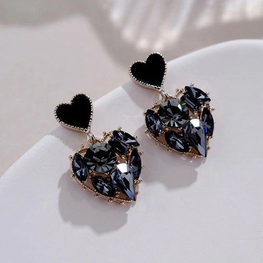 boucles d'oreilles en forme de coeur avec des zircons noirs