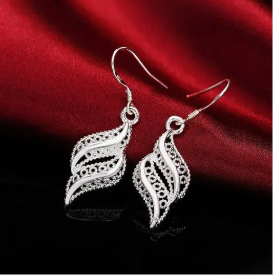 boucles d'oreilles minimalistes avec motif ajouré