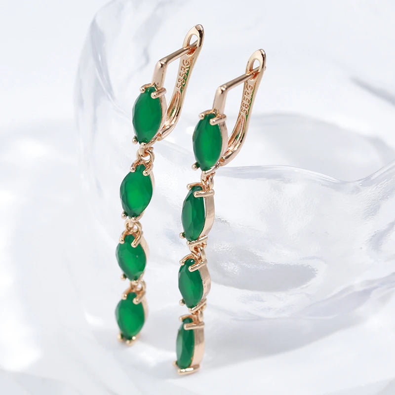 boucles d'oreilles pendantes avec des zircons verts alignés