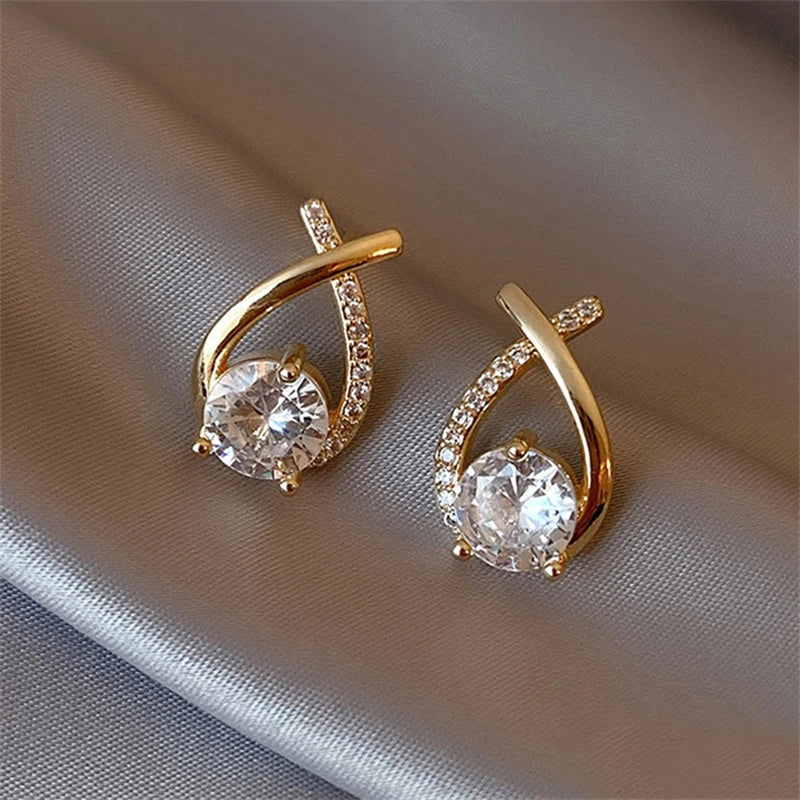 boucles d'oreilles avec des zircons blancs