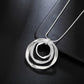 collier pendentif composé d'anneaux modernes