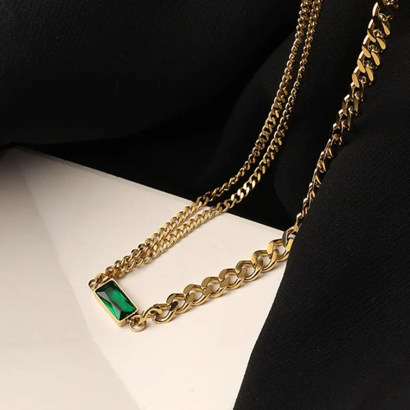 collier avec chaînes et cristal vert émeraude