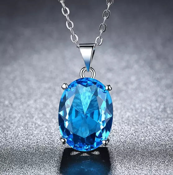 collier avec pendentif en cristal bleu