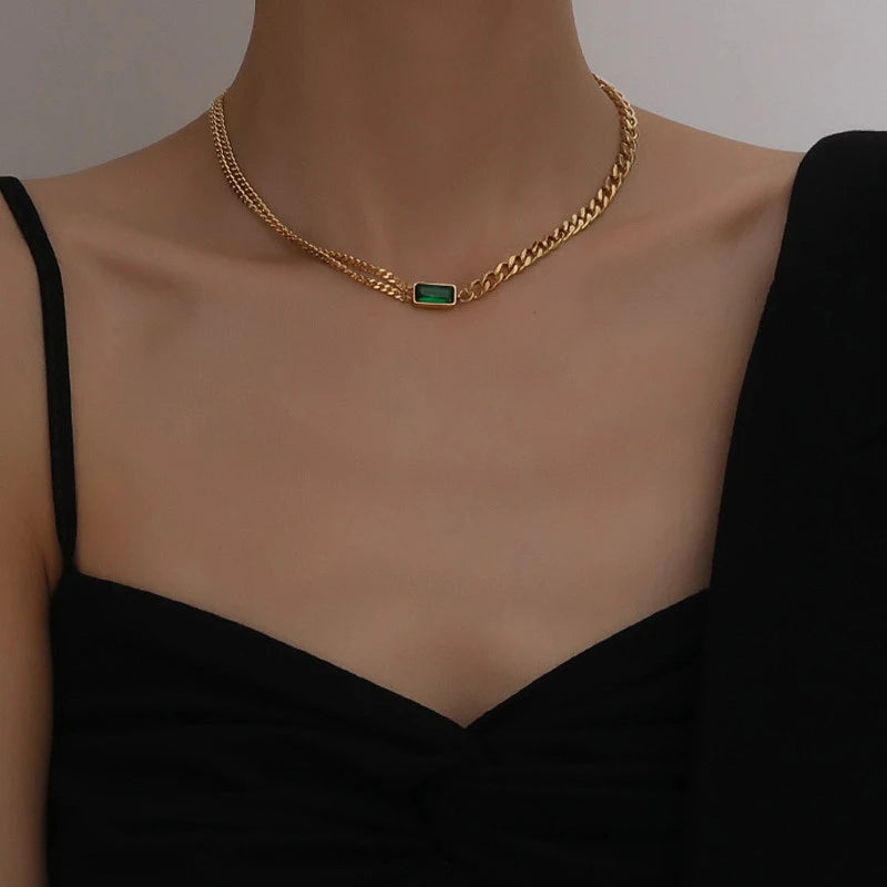 collier asymétrique avec cristal vert émeraude