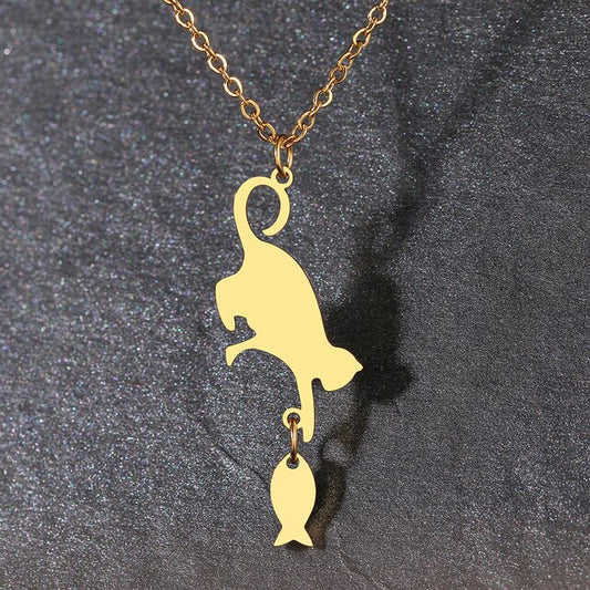 collier avec pendentif chat attrapant un poisson