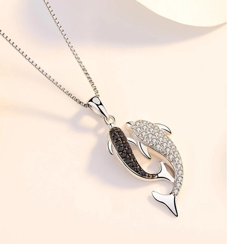 collier avec deux dauphins à zircons