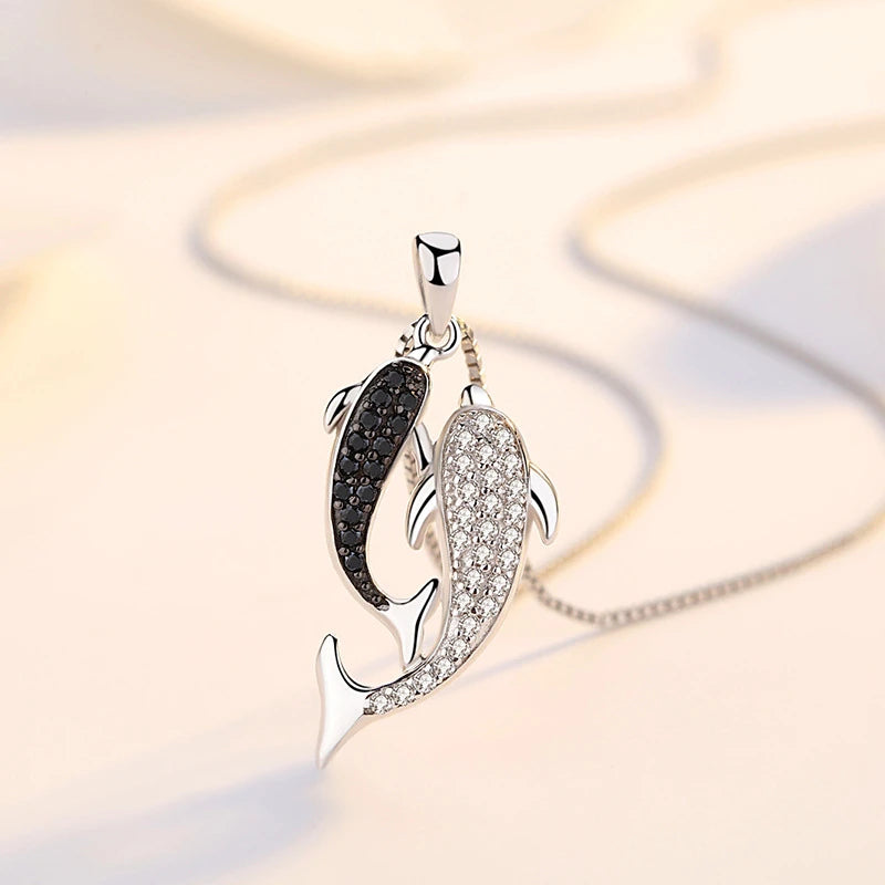 collier représentant des dauphins sertis de zircons