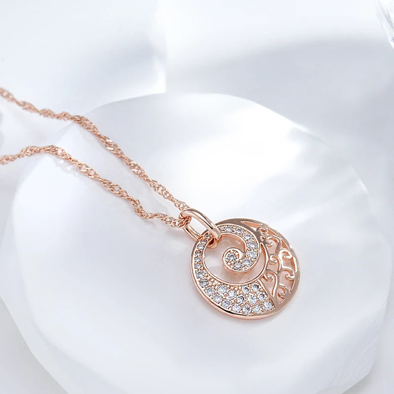 collier au motif exotique et serti de zircons blancs