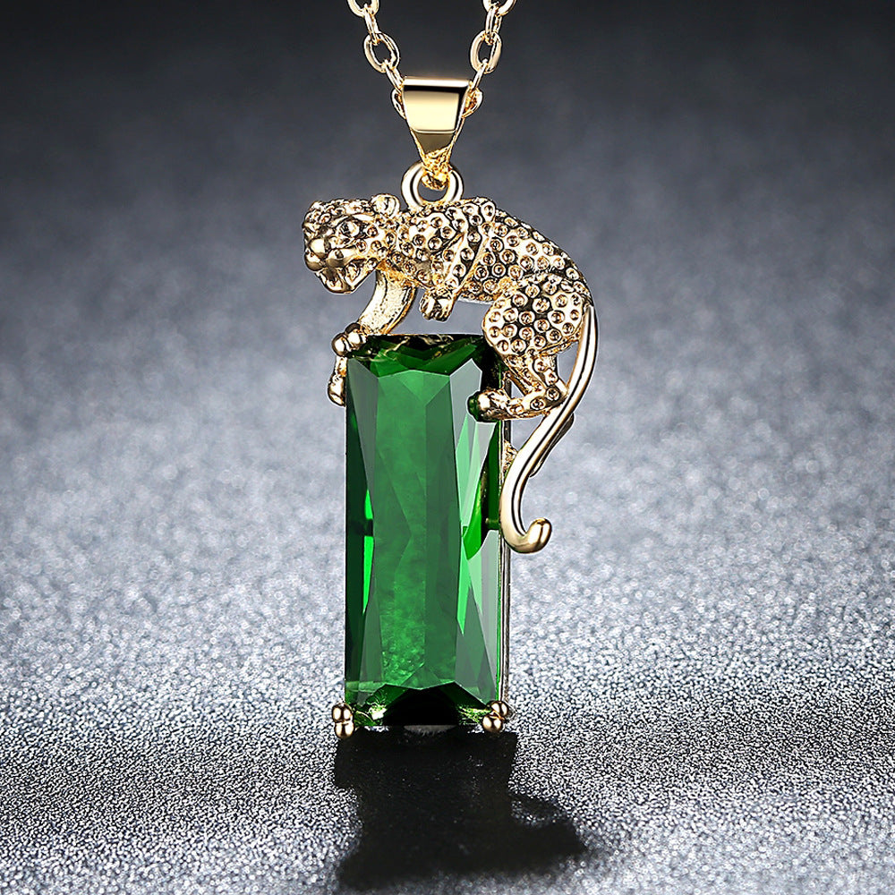 collier avec léopard sur zircon vert émeraude