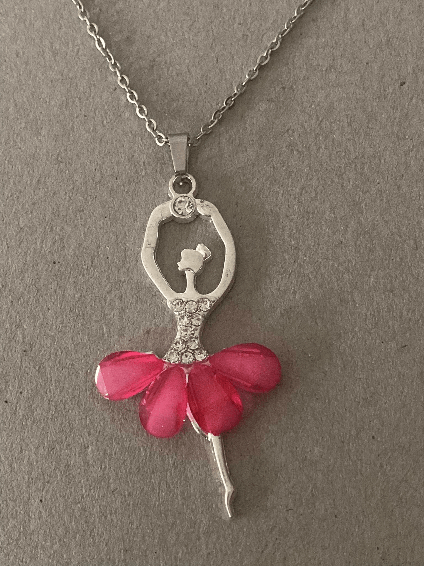 Collier pendentif Ballerine avec strass rose fushia, bijou en acier inoxydable