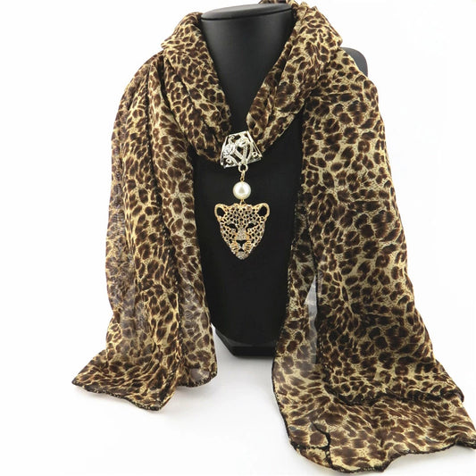 foulard imprimé léopard avec bijou léopard