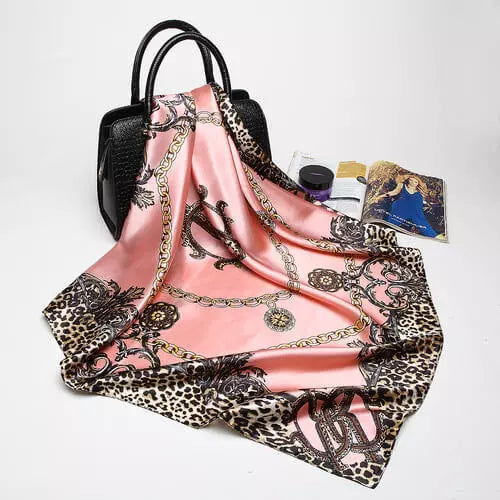 Foulard en soie, rose, avec motifs léopard et chaîne