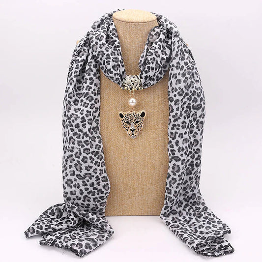 foulard imprimé léopard avec bijou léopard